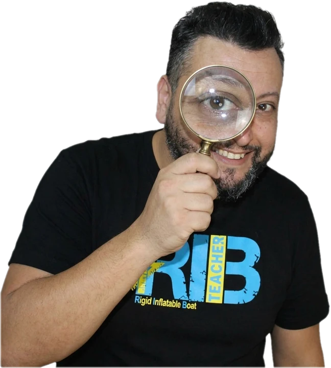 Yeray Sánchez, RIB teacher, mirando con una lupa